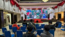 NOBAR BOLA – Keluarga besar Polresta Banjarmasin bersama Polsek jajaran menggelar nonton bareng (nobar) pertandingan Piala Dunia 2026 bersama masyarakat sebagai sarana mempererat silaturahmi dan kebersamaan. (foto: istimewa)
