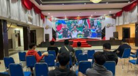 NOBAR BOLA – Keluarga besar Polresta Banjarmasin bersama Polsek jajaran menggelar nonton bareng (nobar) pertandingan Piala Dunia 2026 bersama masyarakat sebagai sarana mempererat silaturahmi dan kebersamaan. (foto: istimewa)
