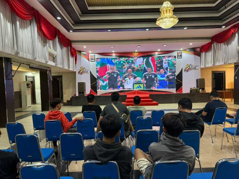 NOBAR BOLA – Keluarga besar Polresta Banjarmasin bersama Polsek jajaran menggelar nonton bareng (nobar) pertandingan Piala Dunia 2026 bersama masyarakat sebagai sarana mempererat silaturahmi dan kebersamaan. (foto: istimewa)
