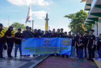 KONSULTASI HUKUM GRATIS – Ketua LKBH ULM Dr Mulyani Zulaeha SH MH bersama advokat dan pengurus LKBH ULM memberikan layanan konsultasi hukum gratis kepada masyarakat di kawasan Menara Pandang Siring Sungai Martapura, Banjarmasin, Minggu (22/6/2026). (foto: istimewa)