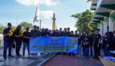 KONSULTASI HUKUM GRATIS – Ketua LKBH ULM Dr Mulyani Zulaeha SH MH bersama advokat dan pengurus LKBH ULM memberikan layanan konsultasi hukum gratis kepada masyarakat di kawasan Menara Pandang Siring Sungai Martapura, Banjarmasin, Minggu (22/6/2026). (foto: istimewa)