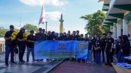KONSULTASI HUKUM GRATIS – Ketua LKBH ULM Dr Mulyani Zulaeha SH MH bersama advokat dan pengurus LKBH ULM memberikan layanan konsultasi hukum gratis kepada masyarakat di kawasan Menara Pandang Siring Sungai Martapura, Banjarmasin, Minggu (22/6/2026). (foto: istimewa)