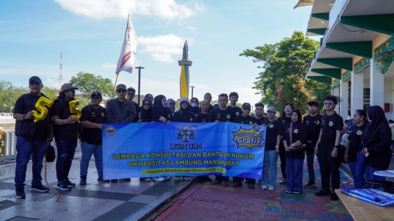 KONSULTASI HUKUM GRATIS – Ketua LKBH ULM Dr Mulyani Zulaeha SH MH bersama advokat dan pengurus LKBH ULM memberikan layanan konsultasi hukum gratis kepada masyarakat di kawasan Menara Pandang Siring Sungai Martapura, Banjarmasin, Minggu (22/6/2026). (foto: istimewa)
