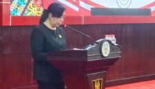Anggota DPRD Murung Raya Tuti Marheni saat menyampaikan pandangan umum Fraksi Partai NasDem dalam rapat paripurna DPRD Murung Raya (foto: Maya)
