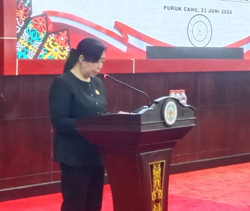 Anggota DPRD Murung Raya Tuti Marheni saat menyampaikan pandangan umum Fraksi Partai NasDem dalam rapat paripurna DPRD Murung Raya (foto: Maya)
