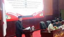 Anggota DPRD Kabupaten Murung Raya Sutrisno saat menyampaikan pandangan Fraksi PPP dalam rapat paripurna DPRD terkait Ranperda perubahan Perda Nomor 09 Tahun 2016 tentang pembentukan dan susunan perangkat daerah (foto: Maya)