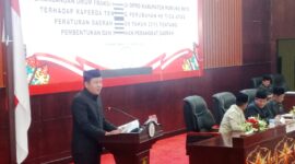 Anggota DPRD Kabupaten Murung Raya Sutrisno saat menyampaikan pandangan Fraksi PPP dalam rapat paripurna DPRD terkait Ranperda perubahan Perda Nomor 09 Tahun 2016 tentang pembentukan dan susunan perangkat daerah (foto: Maya)