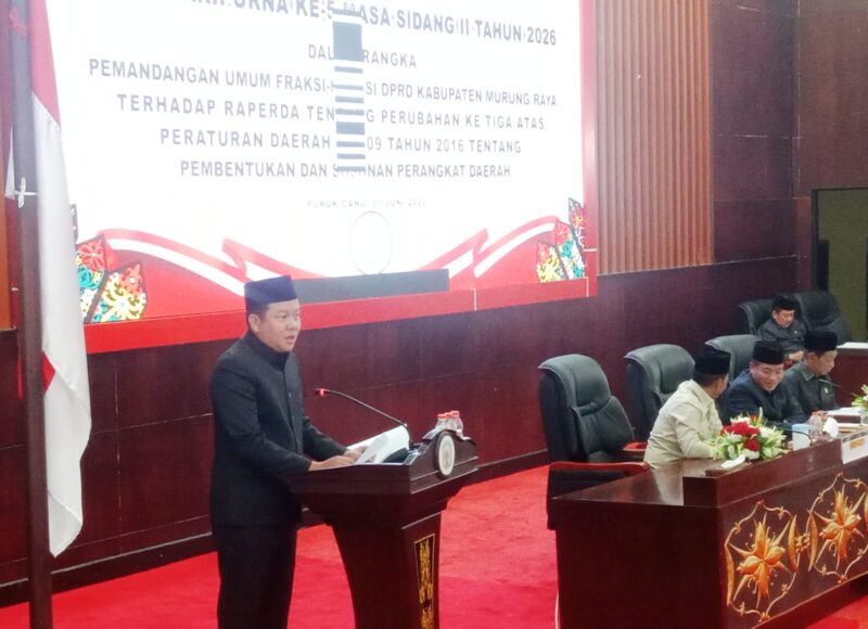 Anggota DPRD Kabupaten Murung Raya Sutrisno saat menyampaikan pandangan Fraksi PPP dalam rapat paripurna DPRD terkait Ranperda perubahan Perda Nomor 09 Tahun 2016 tentang pembentukan dan susunan perangkat daerah (foto: Maya)