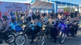 SOSIAL BHAYANGKARA – Kapolda Kalimantan Selatan Irjen Pol Dr Rosyanto Yudha Hermawan melepas ratusan personel gabungan Polda Kalsel yang akan menyalurkan 2.244 paket sembako hingga ke wilayah pedalaman dan pelosok Kalimantan Selatan dalam rangka Hari Bhayangkara ke-80, di Halaman RTMC Ditlantas Polda Kalsel, Banjarbaru, Kamis (25/6/2026). (foto: Istimewa)