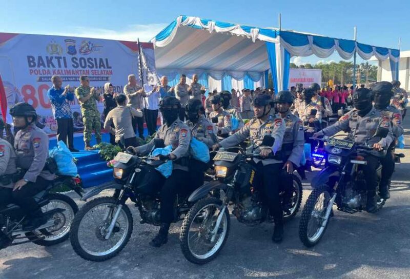 SOSIAL BHAYANGKARA – Kapolda Kalimantan Selatan Irjen Pol Dr Rosyanto Yudha Hermawan melepas ratusan personel gabungan Polda Kalsel yang akan menyalurkan 2.244 paket sembako hingga ke wilayah pedalaman dan pelosok Kalimantan Selatan dalam rangka Hari Bhayangkara ke-80, di Halaman RTMC Ditlantas Polda Kalsel, Banjarbaru, Kamis (25/6/2026). (foto: Istimewa)