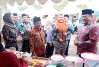 Wakil Ketua I DPRD Mura Dina Maulidah (tengah)saat mendampingi Wagup Kalteng Edy Pratowo dan Bupati Heriyus tinjau stand bazar UMKM (foto: istimewa)