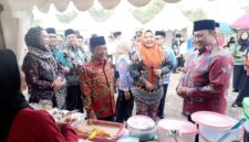 Wakil Ketua I DPRD Mura Dina Maulidah (tengah)saat mendampingi Wagup Kalteng Edy Pratowo dan Bupati Heriyus tinjau stand bazar UMKM (foto: istimewa)
