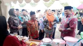 Wakil Ketua I DPRD Mura Dina Maulidah (tengah)saat mendampingi Wagup Kalteng Edy Pratowo dan Bupati Heriyus tinjau stand bazar UMKM (foto: istimewa)