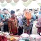Wakil Ketua I DPRD Mura Dina Maulidah (tengah)saat mendampingi Wagup Kalteng Edy Pratowo dan Bupati Heriyus tinjau stand bazar UMKM (foto: istimewa)
