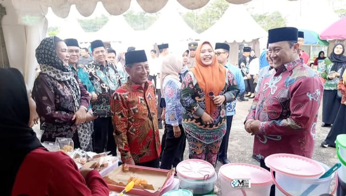 Wakil Ketua I DPRD Mura Dina Maulidah (tengah)saat mendampingi Wagup Kalteng Edy Pratowo dan Bupati Heriyus tinjau stand bazar UMKM (foto: istimewa)
