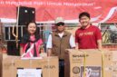 Ketua DPRD Murung Raya Rumiadi bersama pemenang undian hadiah doorprize dalam rangka kegiatan jalan sehat (foto: Maya)