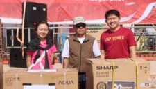 Ketua DPRD Murung Raya Rumiadi bersama pemenang undian hadiah doorprize dalam rangka kegiatan jalan sehat (foto: Maya)