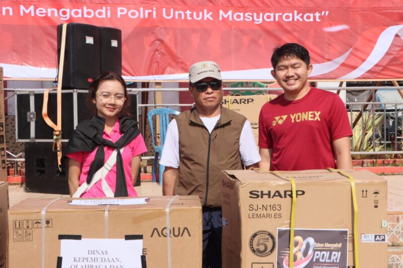 Ketua DPRD Murung Raya Rumiadi bersama pemenang undian hadiah doorprize dalam rangka kegiatan jalan sehat (foto: Maya)