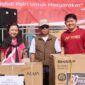 Ketua DPRD Murung Raya Rumiadi bersama pemenang undian hadiah doorprize dalam rangka kegiatan jalan sehat (foto: Maya)