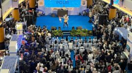 Ribuan pengunjung memadati Atrium Duta Mall Banjarmasin saat malam penutupan Festival Police Expo 2026 yang digelar Polda Kalimantan Selatan, Minggu (28/6/2026). Berbagai rangkaian kegiatan mulai dari kompetisi e-sport, fashion show, hingga pameran pelayanan publik sukses menarik antusiasme masyarakat dalam rangka memeriahkan Hari Bhayangkara ke-80. (Foto: Istimewa/ Iman Satria)
