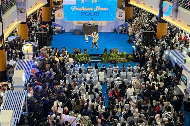 Ribuan pengunjung memadati Atrium Duta Mall Banjarmasin saat malam penutupan Festival Police Expo 2026 yang digelar Polda Kalimantan Selatan, Minggu (28/6/2026). Berbagai rangkaian kegiatan mulai dari kompetisi e-sport, fashion show, hingga pameran pelayanan publik sukses menarik antusiasme masyarakat dalam rangka memeriahkan Hari Bhayangkara ke-80. (Foto: Istimewa/ Iman Satria)
