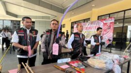 UNGKAP KASUS – Direktur Reserse Kriminal Umum Polda Kalsel Kombes Pol Frido Situmorang didampingi Kabid Humas Kombes Pol Adam Erwindi saat merilis hasil pengungkapan ratusan kasus kriminal di Mapolda Kalsel, Banjarbaru, Senin (29/6/2026). (Foto Istimewa / Iman S) 