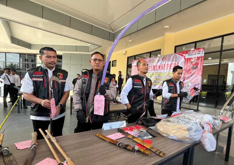 UNGKAP KASUS – Direktur Reserse Kriminal Umum Polda Kalsel Kombes Pol Frido Situmorang didampingi Kabid Humas Kombes Pol Adam Erwindi saat merilis hasil pengungkapan ratusan kasus kriminal di Mapolda Kalsel, Banjarbaru, Senin (29/6/2026). (Foto Istimewa / Iman S) 