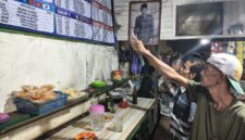 ANTUSIAS PIALA DUNIA – Sejumlah pelanggan Warung Kai Adi di Jalan Kolonel Sugiono/Pekapuran B, Banjarmasin Tengah, antusias mengamati jadwal pertandingan Piala Dunia yang terpampang di warung tersebut. Suasana diskusi dan prediksi antarpendukung tim favorit mulai ramai mewarnai warung-warung kopi menjelang bergulirnya turnamen sepak bola terbesar di dunia. (foto:Mercy )
