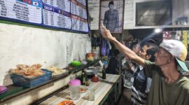 ANTUSIAS PIALA DUNIA – Sejumlah pelanggan Warung Kai Adi di Jalan Kolonel Sugiono/Pekapuran B, Banjarmasin Tengah, antusias mengamati jadwal pertandingan Piala Dunia yang terpampang di warung tersebut. Suasana diskusi dan prediksi antarpendukung tim favorit mulai ramai mewarnai warung-warung kopi menjelang bergulirnya turnamen sepak bola terbesar di dunia. (foto:Mercy )
