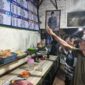 ANTUSIAS PIALA DUNIA – Sejumlah pelanggan Warung Kai Adi di Jalan Kolonel Sugiono/Pekapuran B, Banjarmasin Tengah, antusias mengamati jadwal pertandingan Piala Dunia yang terpampang di warung tersebut. Suasana diskusi dan prediksi antarpendukung tim favorit mulai ramai mewarnai warung-warung kopi menjelang bergulirnya turnamen sepak bola terbesar di dunia. (foto:Mercy )
