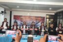 Direktur Resnarkoba Polda Kalsel Kombes Pol Baktiar didampingi jajaran dan perwakilan BNN, menunjukkan barang bukti sabu seberat 9,5 kilogram yang diamankan dari dua kurir jaringan Fredy Pratama dalam Operasi Antik Intan 2026. (foto: Mercy)