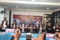 Direktur Resnarkoba Polda Kalsel Kombes Pol Baktiar didampingi jajaran dan perwakilan BNN, menunjukkan barang bukti sabu seberat 9,5 kilogram yang diamankan dari dua kurir jaringan Fredy Pratama dalam Operasi Antik Intan 2026. (foto: Mercy)