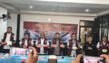 Direktur Resnarkoba Polda Kalsel Kombes Pol Baktiar didampingi jajaran dan perwakilan BNN, menunjukkan barang bukti sabu seberat 9,5 kilogram yang diamankan dari dua kurir jaringan Fredy Pratama dalam Operasi Antik Intan 2026. (foto: Mercy)