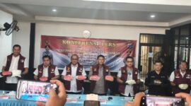 Direktur Resnarkoba Polda Kalsel Kombes Pol Baktiar didampingi jajaran dan perwakilan BNN, menunjukkan barang bukti sabu seberat 9,5 kilogram yang diamankan dari dua kurir jaringan Fredy Pratama dalam Operasi Antik Intan 2026. (foto: Mercy)