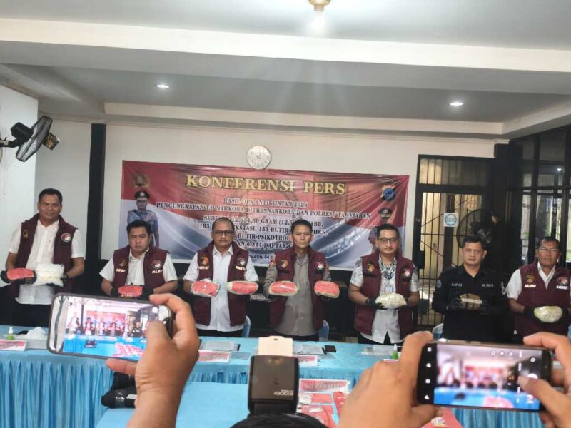 Direktur Resnarkoba Polda Kalsel Kombes Pol Baktiar didampingi jajaran dan perwakilan BNN, menunjukkan barang bukti sabu seberat 9,5 kilogram yang diamankan dari dua kurir jaringan Fredy Pratama dalam Operasi Antik Intan 2026. (foto: Mercy)