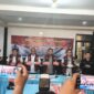 Direktur Resnarkoba Polda Kalsel Kombes Pol Baktiar didampingi jajaran dan perwakilan BNN, menunjukkan barang bukti sabu seberat 9,5 kilogram yang diamankan dari dua kurir jaringan Fredy Pratama dalam Operasi Antik Intan 2026. (foto: Mercy)