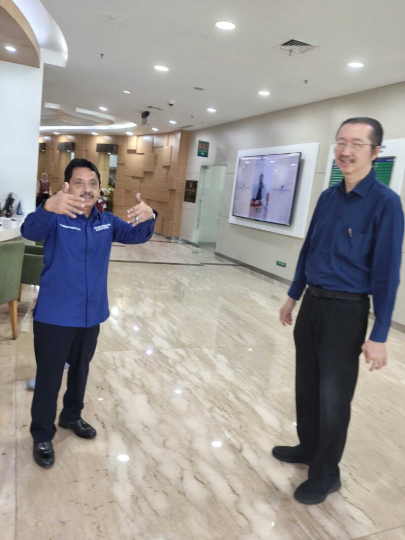 Ketua YLK Intan Banjar, Dr H Fauzan Ramon SH MH didampingi Direktur RS Ciputra Mitra Hospital, dr Sonny Prabowo, MARS, saat diskusi  program perlindungan konsumen dan penguatan pengawasan layanan publik dalam kunjungan ke RS Ciputra Mitra Hospital Banjarmasin di kawasan CitraLand, Jalan A Yani Km 8, Kabupaten Banjar. (foto: Mercy)