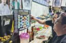 PANTAUJADWAL PIALA DUNIA – Arief dan Memet memperhatikan jadwal pertandingan Piala Dunia 2026 pada poster kecil sambil menikmati mi di Warung Kai Adi, Banjarmasin. Demam Piala Dunia mulai terasa di kalangan pencinta sepak bola yang bersiap begadang mendukung tim favorit mereka. (foto: Mercy )