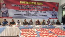 KONFERENSI PERS NARKOBA – Kapolda Kalimantan Selatan Irjen Pol Rosyanto Yudha Hermawan didampingi Direktur Resnarkoba Polda Kalsel Kombes Pol Baktiar Joko Mujiono dan jajaran Forkompinda Kalsel  saat konferensi pers pengungkapan 128,7 kilogram sabu-sabu di Mapolda Kalsel, Banjarbaru, Kamis (18/6/2026). (foto: Mercy )
