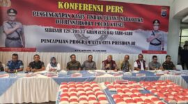 KONFERENSI PERS NARKOBA – Kapolda Kalimantan Selatan Irjen Pol Rosyanto Yudha Hermawan didampingi Direktur Resnarkoba Polda Kalsel Kombes Pol Baktiar Joko Mujiono dan jajaran Forkompinda Kalsel  saat konferensi pers pengungkapan 128,7 kilogram sabu-sabu di Mapolda Kalsel, Banjarbaru, Kamis (18/6/2026). (foto: Mercy )