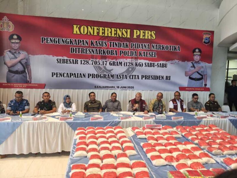 KONFERENSI PERS NARKOBA – Kapolda Kalimantan Selatan Irjen Pol Rosyanto Yudha Hermawan didampingi Direktur Resnarkoba Polda Kalsel Kombes Pol Baktiar Joko Mujiono dan jajaran Forkompinda Kalsel  saat konferensi pers pengungkapan 128,7 kilogram sabu-sabu di Mapolda Kalsel, Banjarbaru, Kamis (18/6/2026). (foto: Mercy )