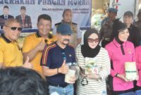 PASAR MURAH DISERBU – Kapolda Kalimantan Selatan Irjen Pol Dr Rosyanto Yudha Hermawan didampingi 
Ketua Bhayangkari Daerah Kalimantan Selatan Ny. Yennie Rosyanto Yudha bersama Kepala Dinas Pertanian dan Ketahanan Pangan Kalsel Syamsir Rahman ikut  melayani pembeli di stan pasar murah yang diserbu warga pada kegiatan Car Free Day Hari Bhayangkara ke-80 di Banjarmasin, Minggu (28/6/2026). (Foto: Mercy)
