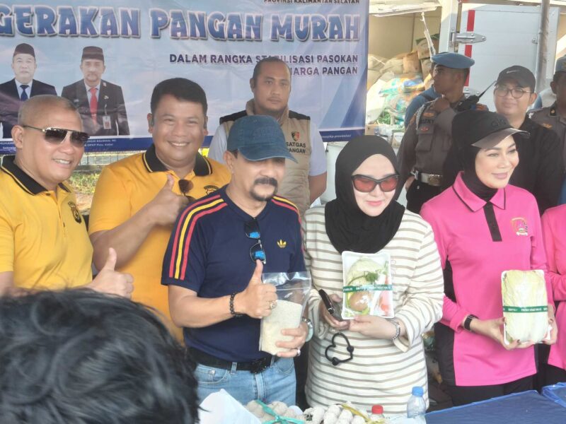 PASAR MURAH DISERBU – Kapolda Kalimantan Selatan Irjen Pol Dr Rosyanto Yudha Hermawan didampingi 
Ketua Bhayangkari Daerah Kalimantan Selatan Ny. Yennie Rosyanto Yudha bersama Kepala Dinas Pertanian dan Ketahanan Pangan Kalsel Syamsir Rahman ikut  melayani pembeli di stan pasar murah yang diserbu warga pada kegiatan Car Free Day Hari Bhayangkara ke-80 di Banjarmasin, Minggu (28/6/2026). (Foto: Mercy)
