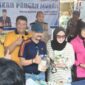 PASAR MURAH DISERBU – Kapolda Kalimantan Selatan Irjen Pol Dr Rosyanto Yudha Hermawan didampingi 
Ketua Bhayangkari Daerah Kalimantan Selatan Ny. Yennie Rosyanto Yudha bersama Kepala Dinas Pertanian dan Ketahanan Pangan Kalsel Syamsir Rahman ikut  melayani pembeli di stan pasar murah yang diserbu warga pada kegiatan Car Free Day Hari Bhayangkara ke-80 di Banjarmasin, Minggu (28/6/2026). (Foto: Mercy)
