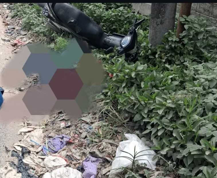 KORBAN TEWAS - Lokasi ditemukan korban (arsir) tewas  serta sebuah sepeda motor yang tak jauh dari TKP ( foto istimewa) Senin (1/6/2026). 
