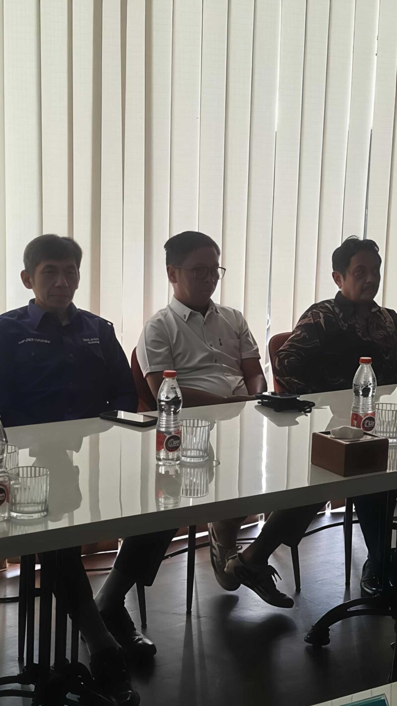 PENGAWASAN KONSUMEN - Ketua YLK Intan Kalimantan, Dr H Fauzan Ramon SH MH, yang menjadi nara sumber pada acara yang digelar Badan Perlindungan Konsumen Nasional (BPKN) di Banjarmasin 
Rabu (3/6/2026) bersama jajaran pengurus lainnya (Foto Mercy )