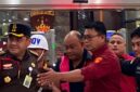 Dadan terlihat mengenakan rompi tahanan berwarna merah muda saat digiring penyidik Jaksa Agung Muda Tindak Pidana Khusus (Jampidsus) (Foto Istimewa)
