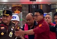 Dadan terlihat mengenakan rompi tahanan berwarna merah muda saat digiring penyidik Jaksa Agung Muda Tindak Pidana Khusus (Jampidsus) (Foto Istimewa)