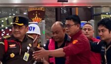 Dadan terlihat mengenakan rompi tahanan berwarna merah muda saat digiring penyidik Jaksa Agung Muda Tindak Pidana Khusus (Jampidsus) (Foto Istimewa)
