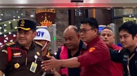 Dadan terlihat mengenakan rompi tahanan berwarna merah muda saat digiring penyidik Jaksa Agung Muda Tindak Pidana Khusus (Jampidsus) (Foto Istimewa)